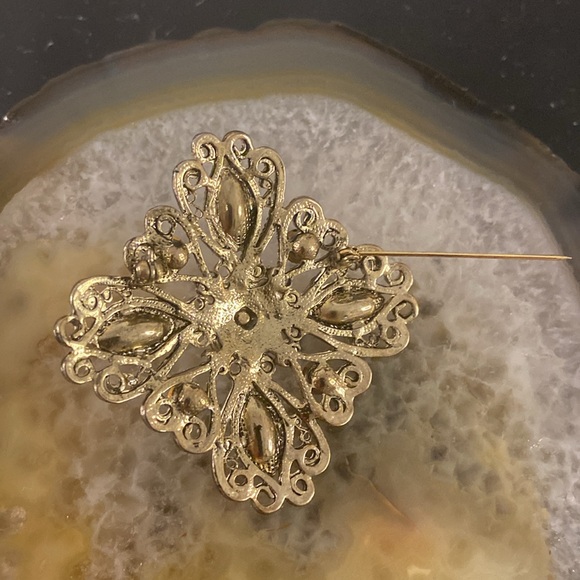 Xxsoldxx Silver tone Filigree brooch with faux purple & burgundy rhinestone - Picture 3 of 9